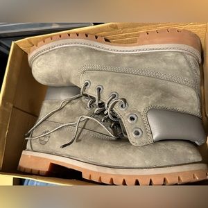 Brand new great timberland. Size 5 youth.